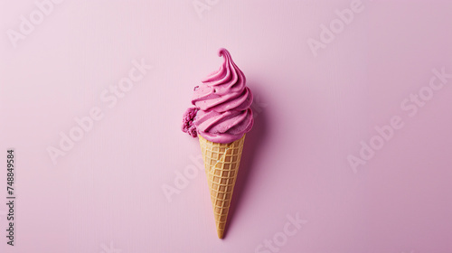 Cono de helado de fresa o frambuesa sobre un fondo rosa claro 
