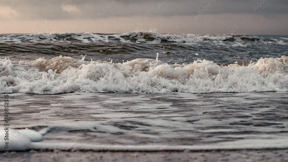 Vague de la mer prise depuis une plage camarguaise (salin de giraud)