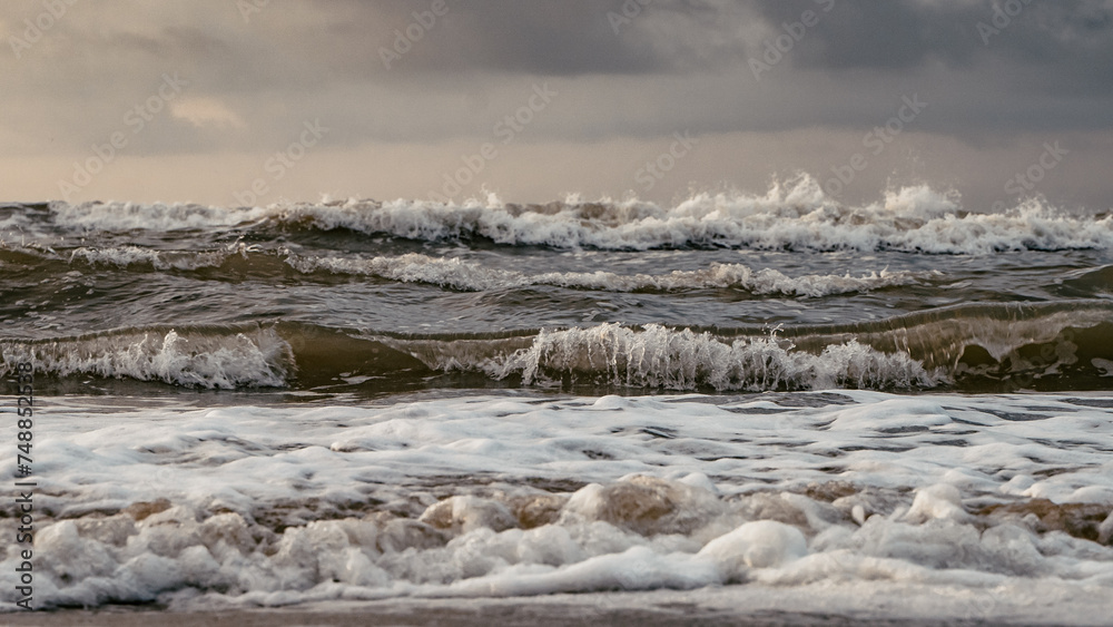 Vague de la mer prise depuis une plage camarguaise (salin de giraud)