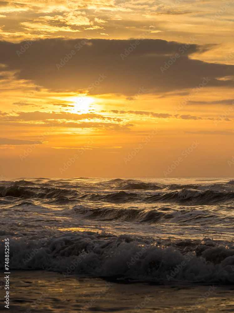 Coucher de soleil avec vue sur la mer et les vagues en Camargue (france)