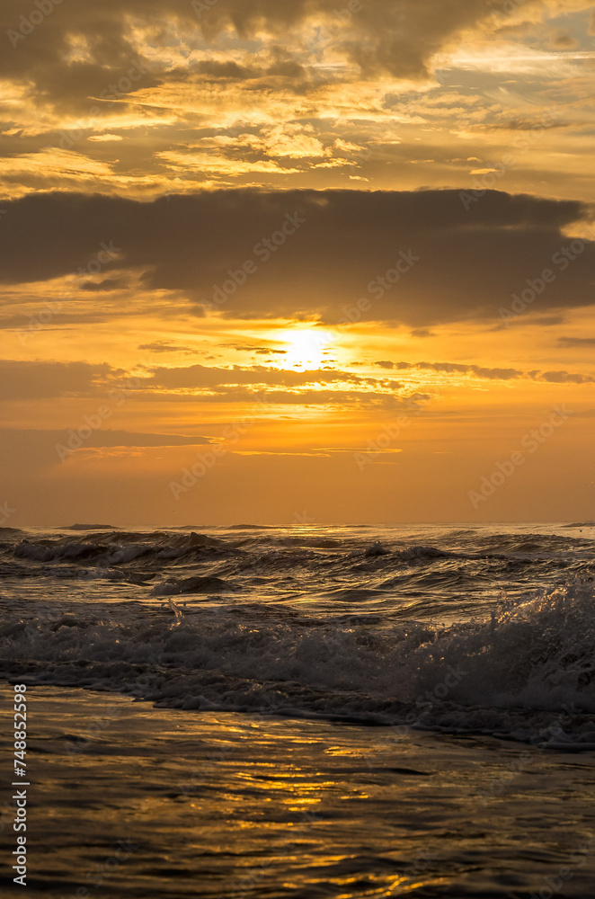 Coucher de soleil avec vue sur la mer et les vagues en Camargue (france)
