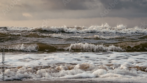Obraz na płótnie Vague de la mer prise depuis une plage camarguaise (salin de giraud) w salonie