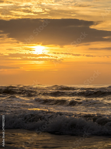 Obraz na płótnie Coucher de soleil avec vue sur la mer et les vagues en Camargue (france) w salonie