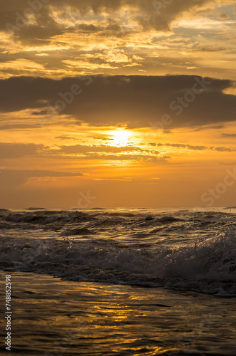 Coucher de soleil avec vue sur la mer et les vagues en Camargue (france)