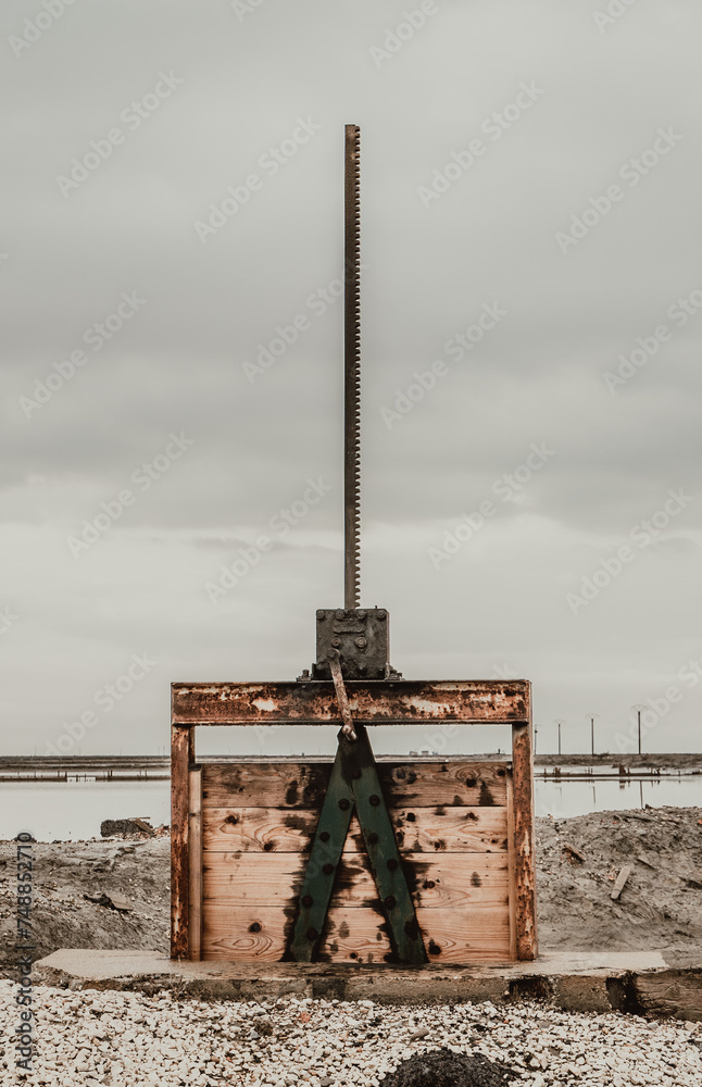 Valve de fermeture/ouverture rouillée au cœur des marais salants de Camargue.