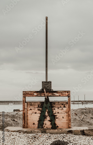 Obraz na płótnie Valve de fermeture/ouverture rouillée au cœur des marais salants de Camargue. w salonie