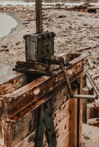 Obraz na płótnie Valve de fermeture/ouverture rouillée au cœur des marais salants de Camargue. w salonie