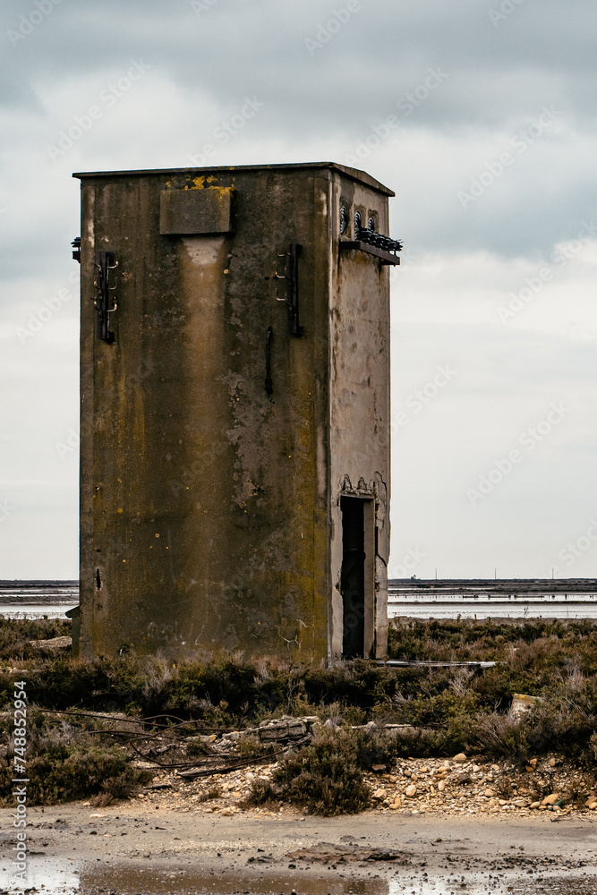 Infrastructure électrique abandonné au cœur de la camargue dans une exploitation de sel