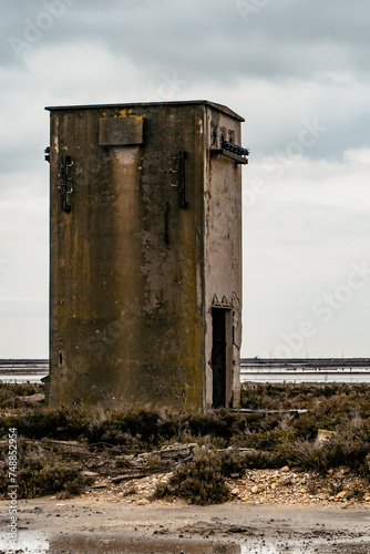 Obraz na płótnie Infrastructure électrique abandonné au cœur de la camargue dans une exploitation de sel w salonie