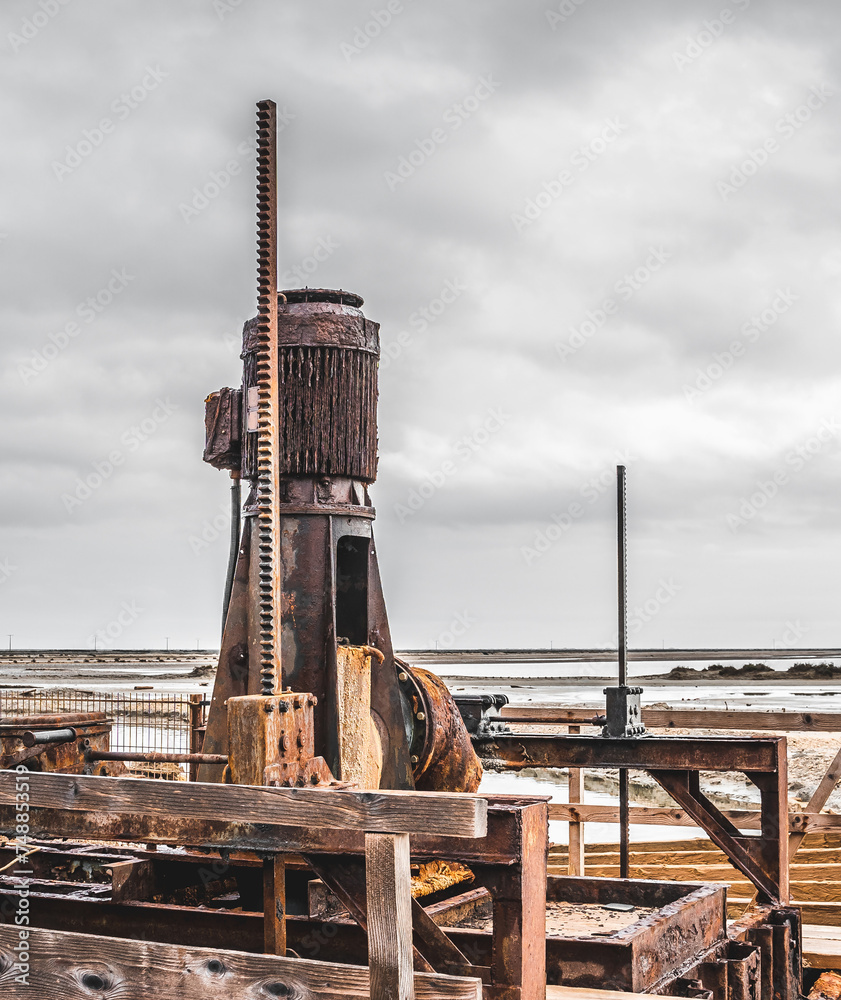 Infrastructure industriel au cœur de la Camargue dans une exploitation de sel (marais salants)