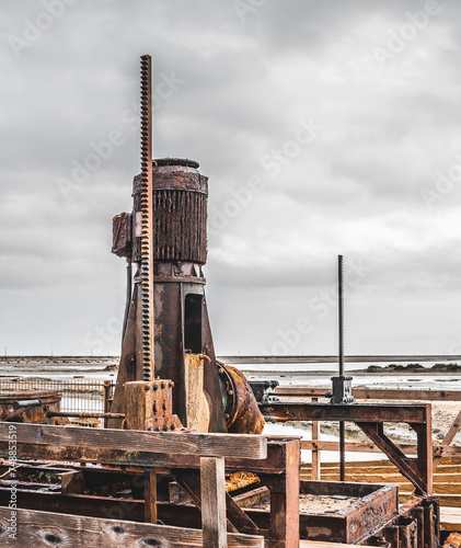 Obraz na płótnie Infrastructure industriel au cœur de la Camargue dans une exploitation de sel (marais salants) w salonie