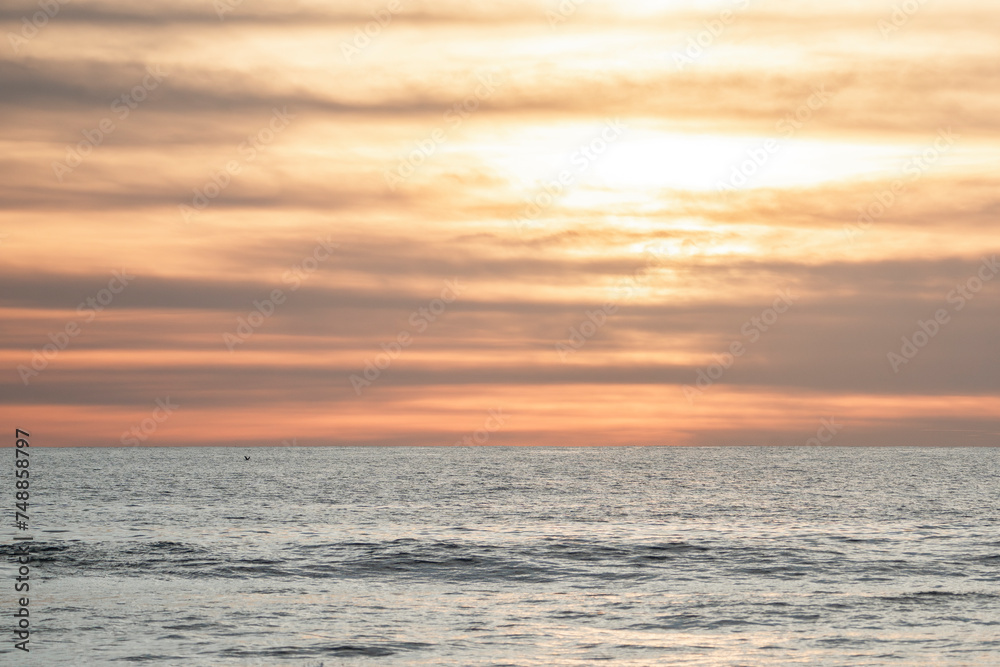 Fototapeta premium Beautiful pastel sunset over the ocean 