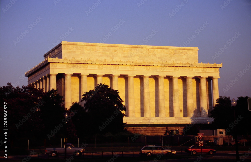 Obraz premium Lincoln Memorial in Washington DC under sunset