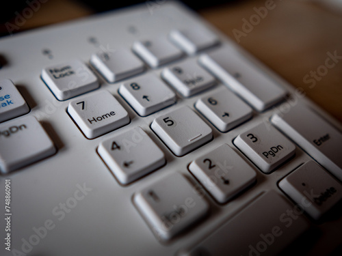 white keyboard on the desk © Rafa