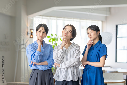 悩むビジネス女性3人 photo