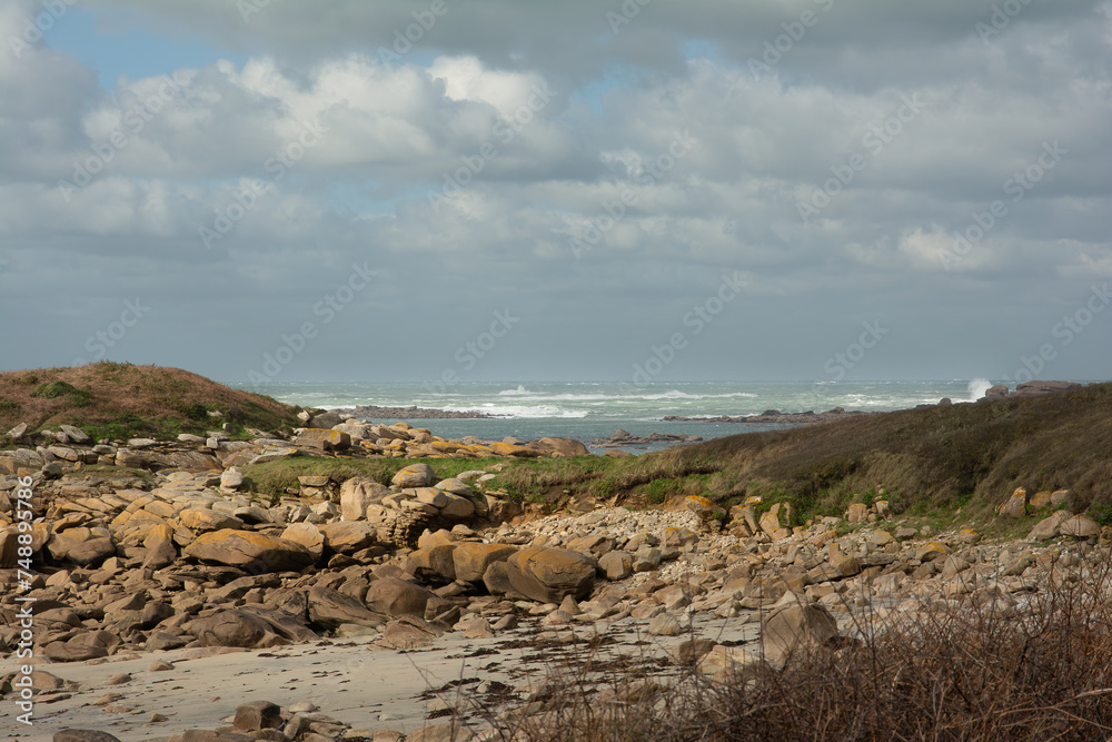 Joli paysage de mer sur la côte bretonne à Landrellec en hiver - Bretagne France