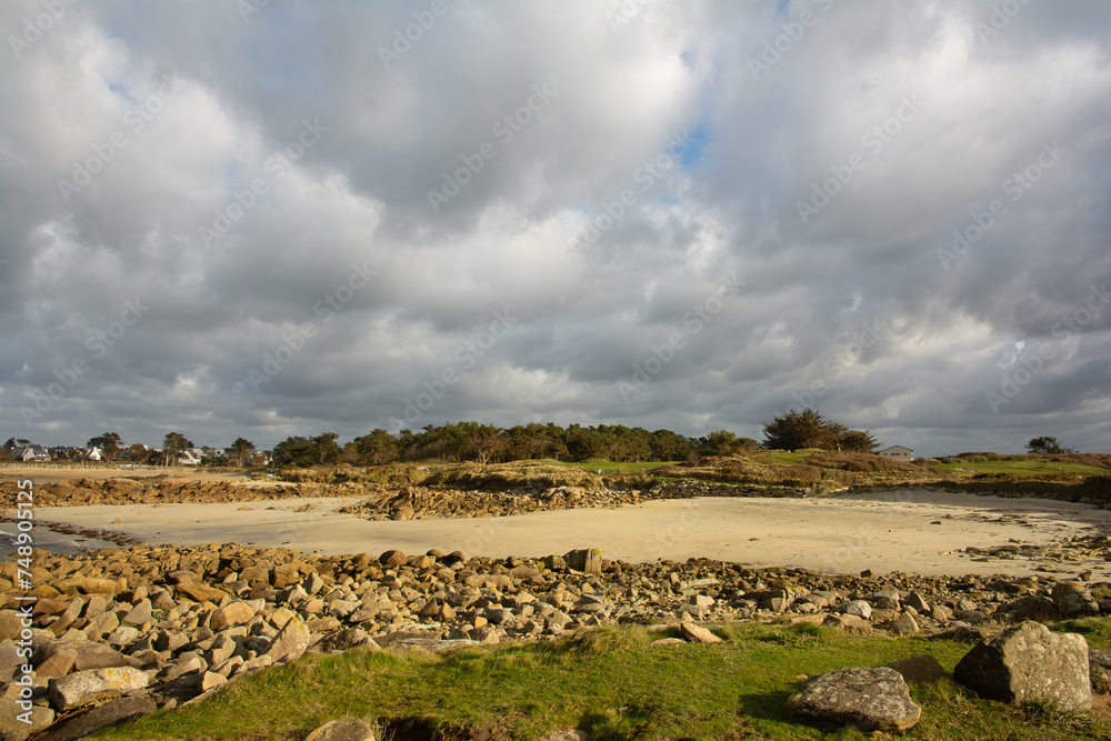 Fototapeta premium Joli paysage de mer sur la côte bretonne à Landrellec en hiver - Bretagne France
