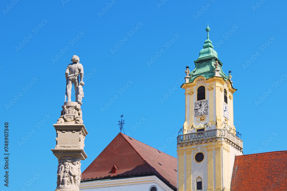 Obraz premium Statue of Roland Fountain and City Hall at Main Square in Bratislava Old Town, Slovakia