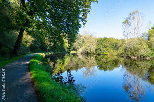 Obraz na płótnie Sur les rives paisibles du Blavet, dans le Morbihan breton, la nature s'épanouit dans toute sa splendeur, offrant un spectacle enchanteur