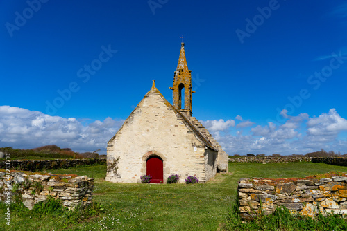 La chapelle Saint-Vio, édifiée au XVe siècle dans la baie d'Audierne, au cœur du pays bigouden en Bretagne, incarne l'histoire et la spiritualité de la région.