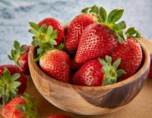 Erdbeeren in einer Holzschüssel