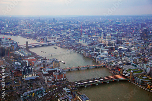 Widok z lotu ptaka Londynu z Tamizą unoszącą się przez miasto w pobliżu Tower Bridge, Londyn City i Opactwa Westminsterskiego.