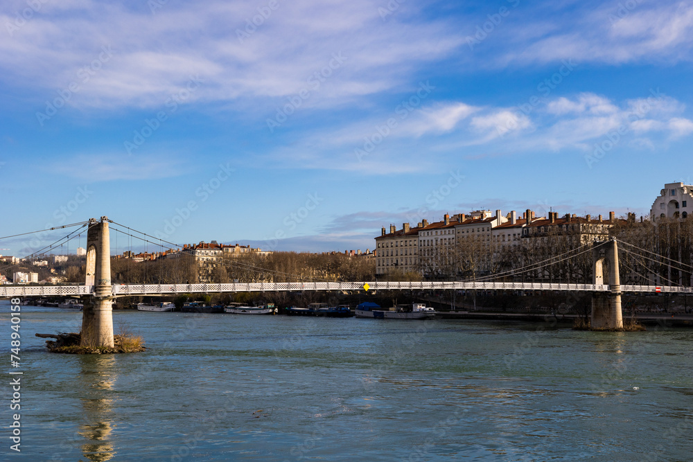 Fototapeta premium Passerelle piétonne du Collège à Lyon, permettant la traversée du Rhône