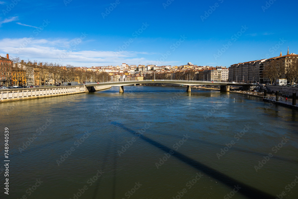 Fototapeta premium Quartier de la Croix-Rousse à Lyon depuis les quais de Saône