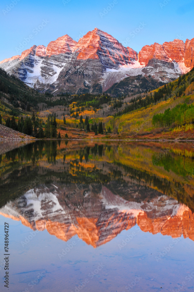 Sunrise on the Maroon Bells and Maroon Lake, White River National Forest, Aspen, Colorado, USA.