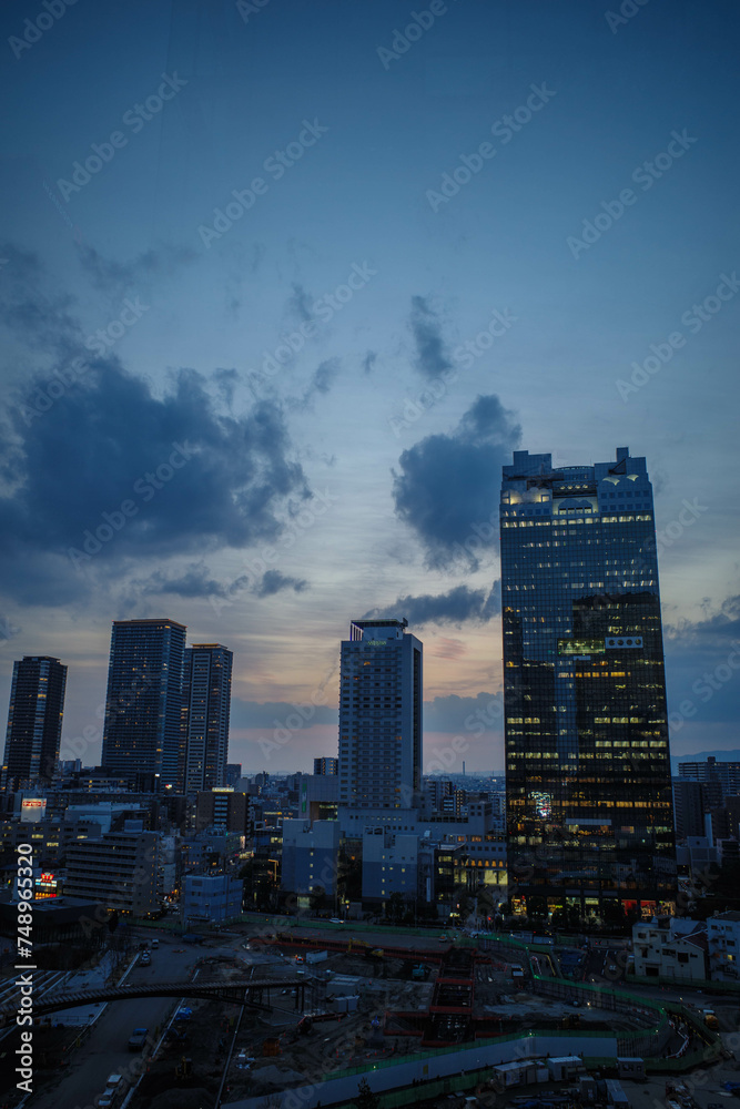 Obraz premium 大阪梅田の夜景。日没とともに高層ビルの光が輝く