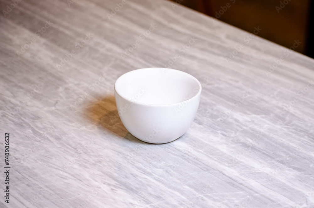 vaso y taza sobre mármol vaso y taza sobre mármol
