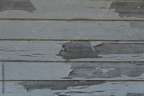 Φωτογραφία Peeling paint on side of old house