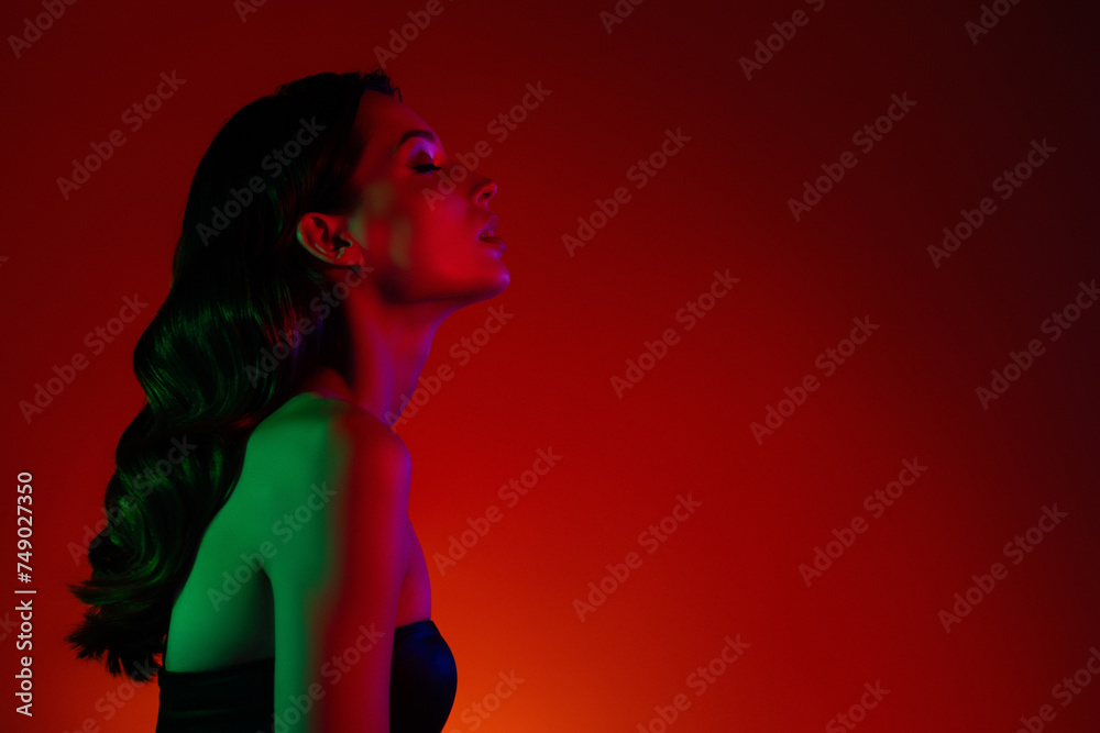 Photo of hot lady celebrate holidays in night disco private party feel flirty loving date with millionaire guy Photo of hot lady celebrate holidays in night disco private party feel flirty loving date with millionaire guy