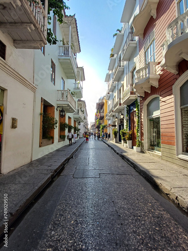 Paseo por las calles de la ciudad amurallada en Cartagena de Indias. Colombia. © Cristyan