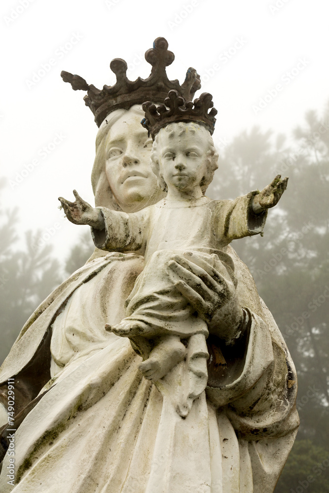 Fototapeta premium Estátua de santa com filho na mão. 