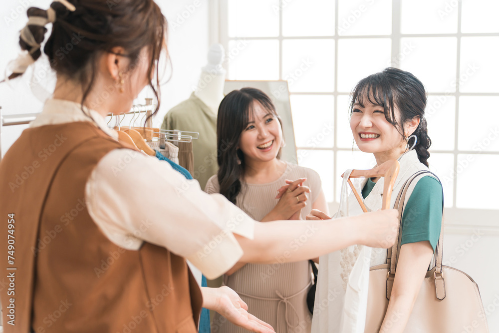 Φωτογραφία アパレルショップで女性店員にコーディネートしてもらう女性買い物客