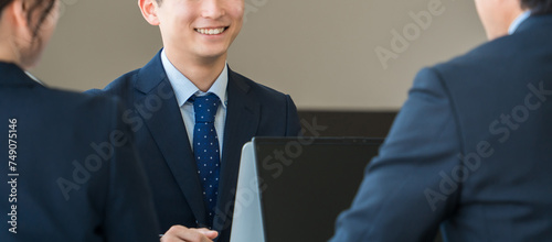会議・商談・ミーティング・打ち合わせで提案・説明を聞く若いアジア人男性ビジネスマン（顔なし）
 photo