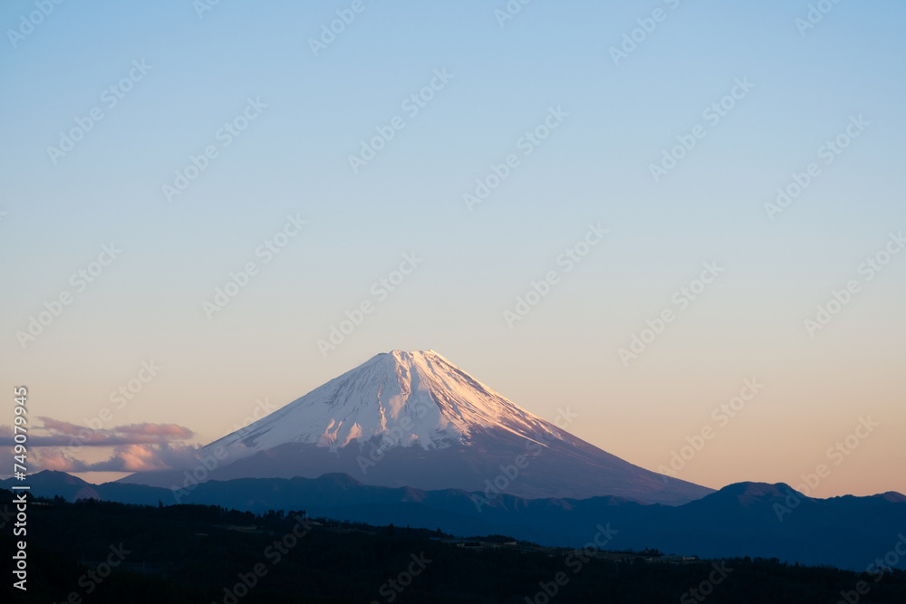 夕焼けに染まる富士山、山梨県北杜市から見た富士山、2024年1月23日撮影
