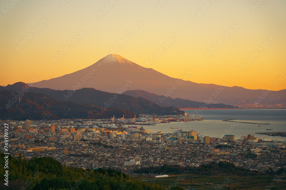 日本平から望む清水港と富士山の夜明けの景色