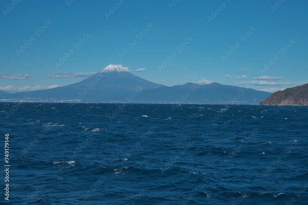 荒波の駿河湾越しに臨む富士山