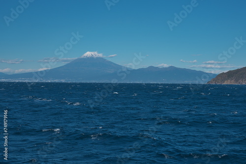荒波の駿河湾越しに臨む富士山