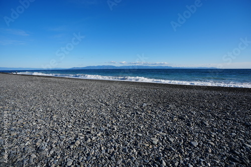 波が打ち寄せる三保海岸の浜辺