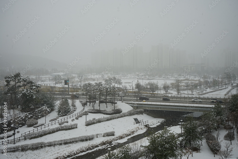 Fototapeta premium 밤새 흰눈이 내린 겨울 도시풍경입니다