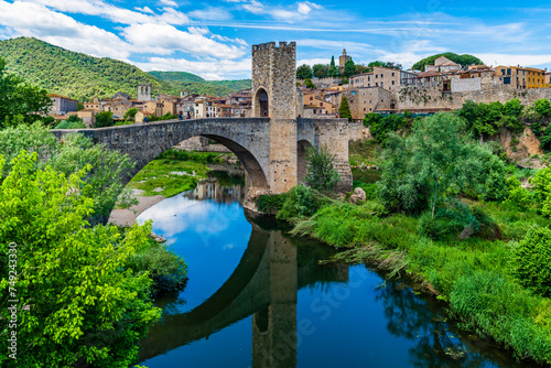 Foto Beautiful views of the stunning city of Besalu, in Catalonia, Spain