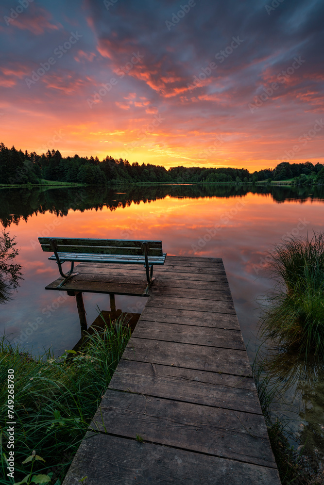 Sonnenaufgang an einem kleinen See in Bayern