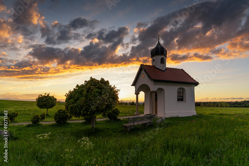 Sonnenuntergang an einer Kapelle in Bayern