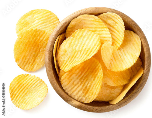 Kartoffelchips in Holzschale isoliert auf weißen Hintergrund, Freisteller, Draufsicht