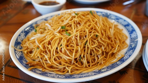 Chow mein noodles with vegetables 