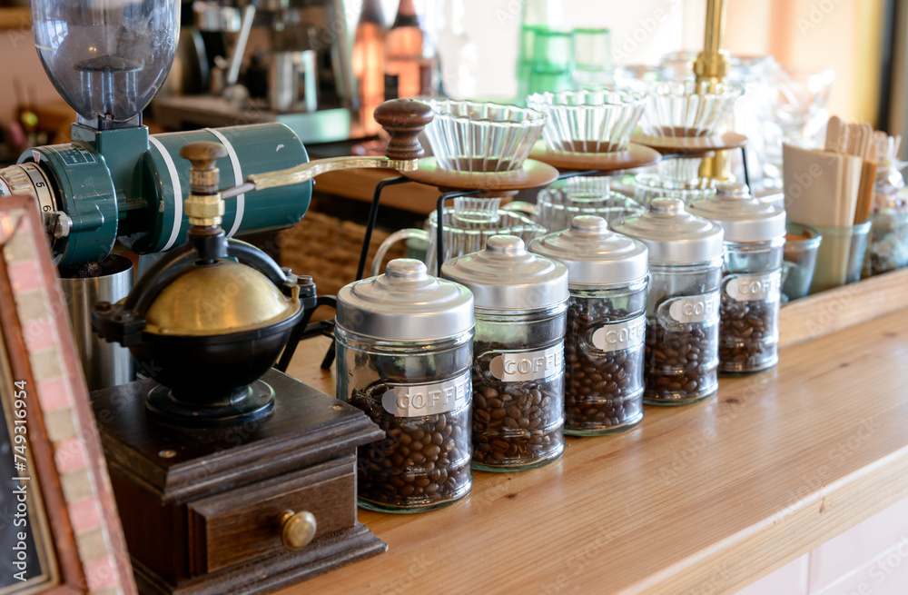 ガラス瓶に入ったコーヒー豆、カフェのカウンター ガラス瓶に入ったコーヒー豆、カフェのカウンター
