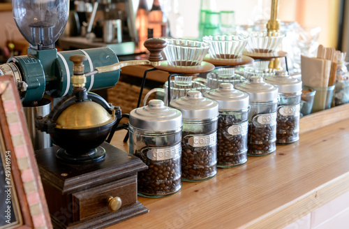 ガラス瓶に入ったコーヒー豆、カフェのカウンター photo